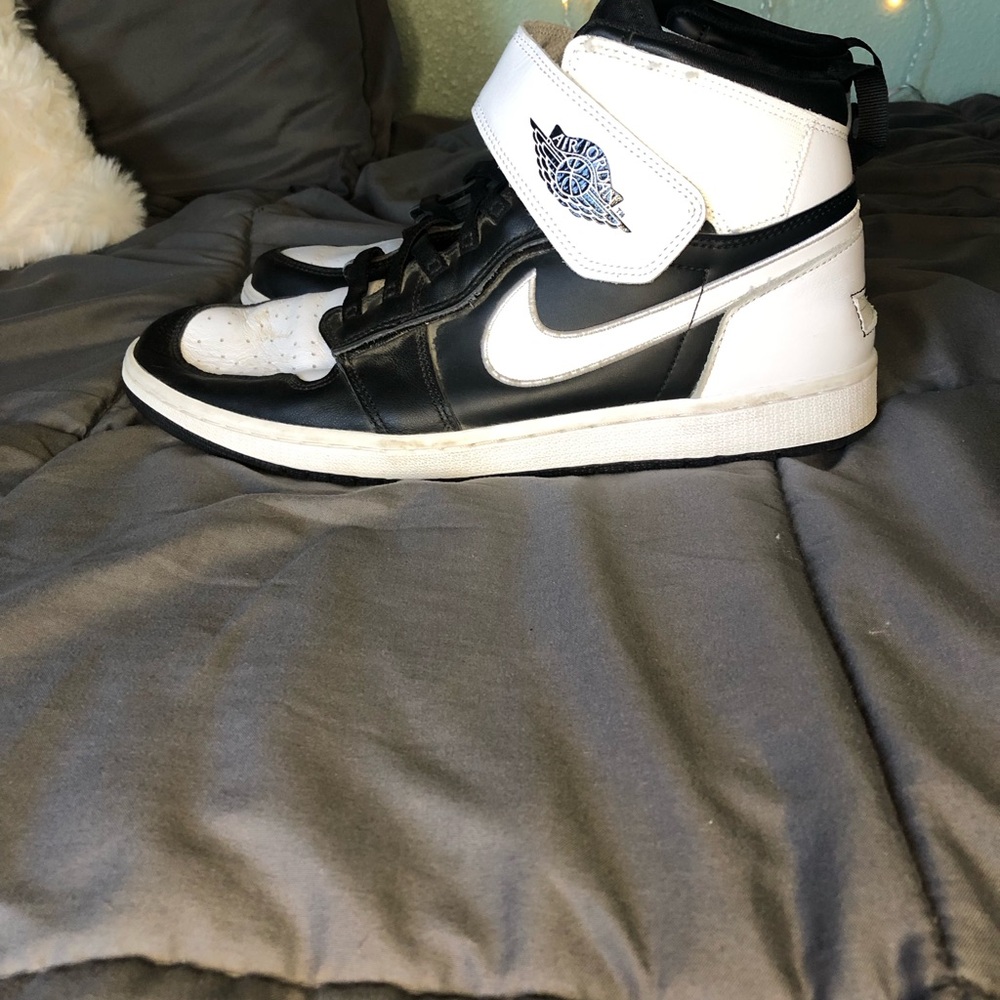 BLACK AND WHITE AIR JORDAN SIZE 12